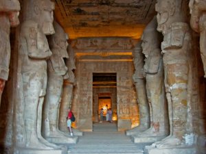 ستون های فضای داخلی معبد رامسس دوم