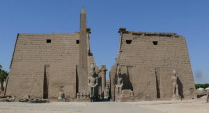 سر در ورودی معبد الاقصر